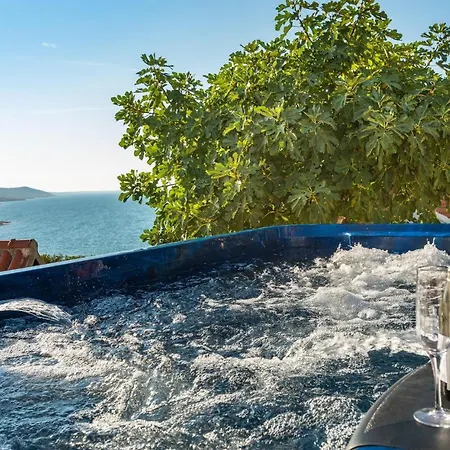 Awesome In With House Sea View شقة *