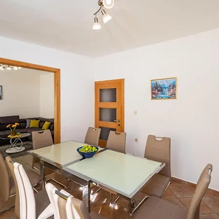Awesome In With House Sea View شقة
